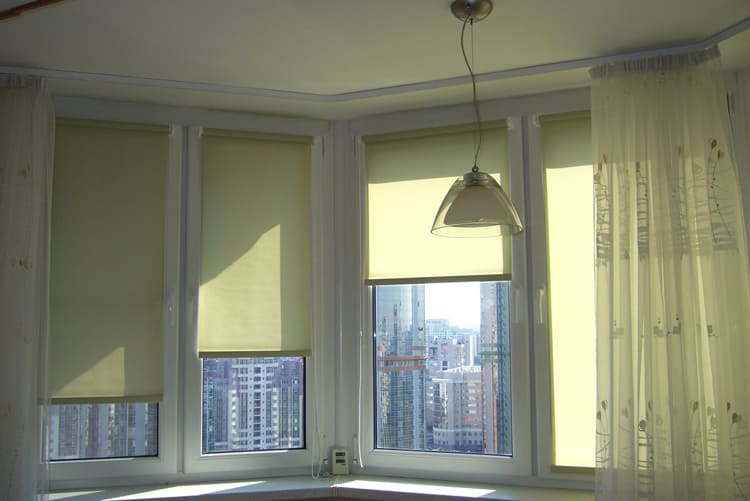 Как защитить балконные окна от яркого солнечного света